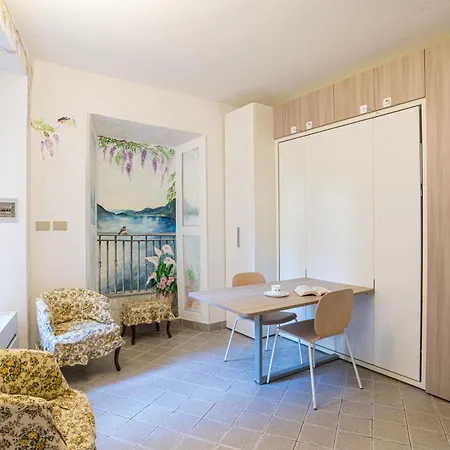 Guesthost - Wisteria Dreams - Comfy Studio-flat Argegno
